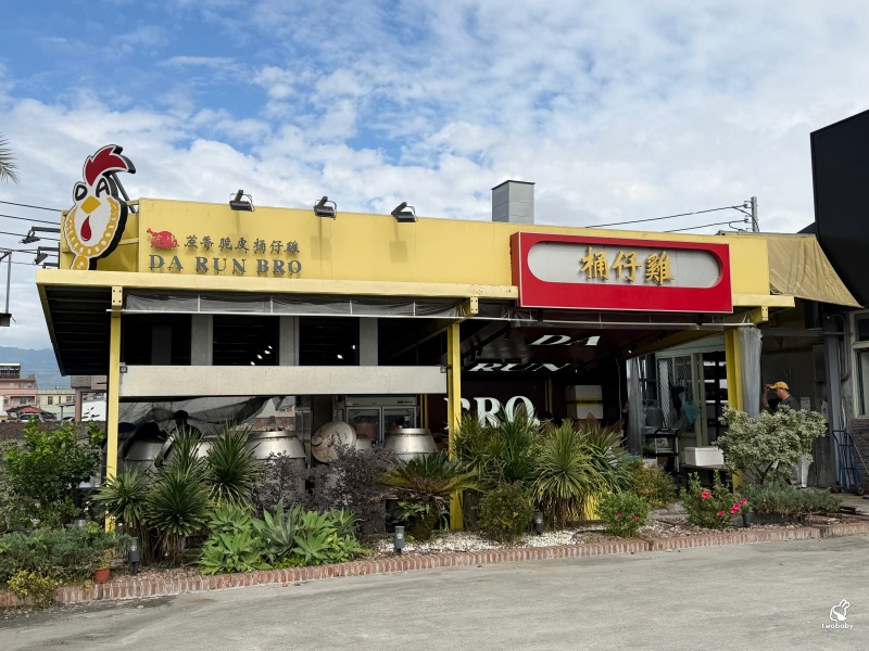宜蘭甕仔雞推薦｜大仁哥蔗香脆皮桶仔雞宜蘭旗艦店 現烤黑羽土雞真的有夠香 還有合菜也夠澎湃！ @兔貝比的菲比尋嚐