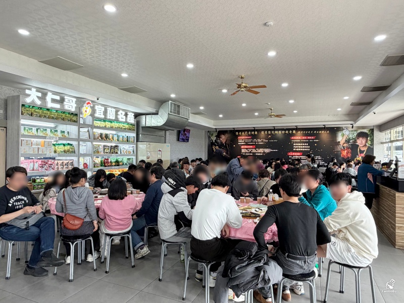 宜蘭甕仔雞推薦｜大仁哥蔗香脆皮桶仔雞宜蘭旗艦店 現烤黑羽土雞真的有夠香 還有合菜也夠澎湃！ @兔貝比的菲比尋嚐