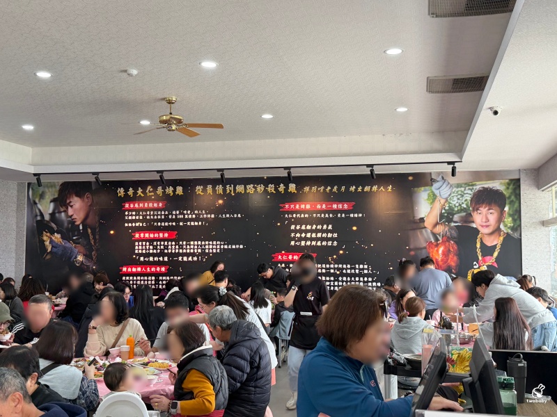 宜蘭甕仔雞推薦｜大仁哥蔗香脆皮桶仔雞宜蘭旗艦店 現烤黑羽土雞真的有夠香 還有合菜也夠澎湃！ @兔貝比的菲比尋嚐