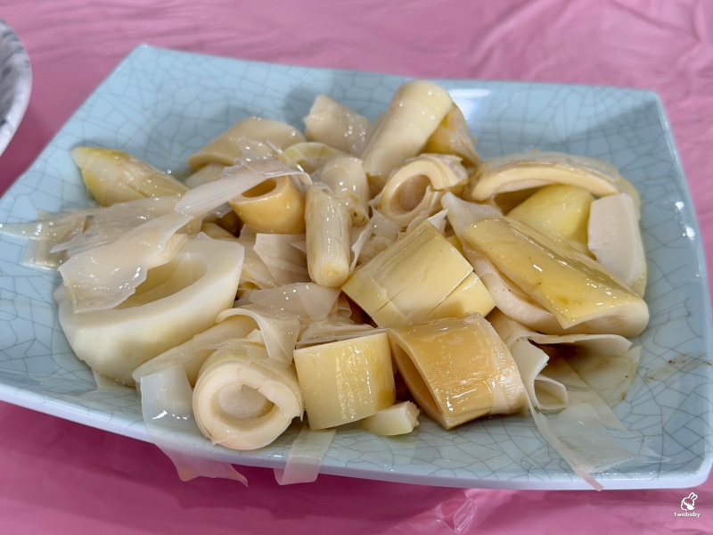宜蘭甕仔雞推薦|大仁哥蔗香脆皮桶仔雞宜蘭旗艦店 現烤黑羽土雞真的有夠香 還有合菜也夠澎湃! @兔貝比的菲比尋嚐 宜蘭甕仔雞推薦|大仁哥蔗香脆皮桶仔雞宜蘭旗艦店 現烤黑羽土雞真的有夠香 還有合菜也夠澎湃! @兔貝比的菲比尋嚐