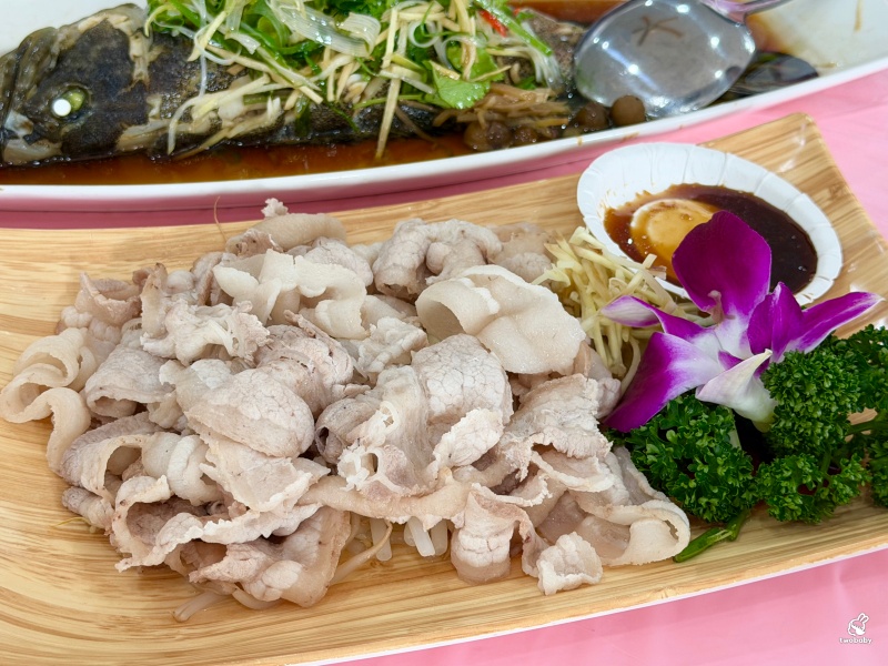 宜蘭甕仔雞推薦｜大仁哥蔗香脆皮桶仔雞宜蘭旗艦店 現烤黑羽土雞真的有夠香 還有合菜也夠澎湃！ @兔貝比的菲比尋嚐