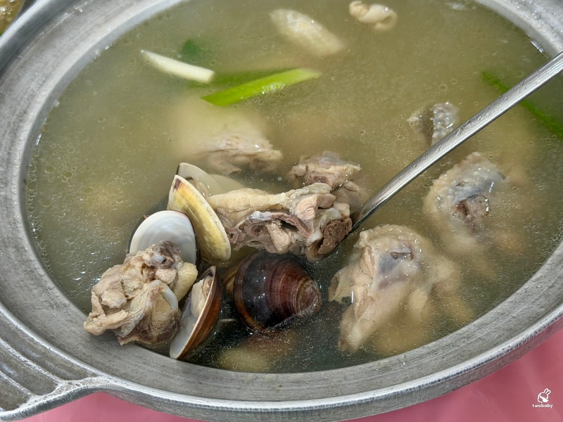 宜蘭甕仔雞推薦|大仁哥蔗香脆皮桶仔雞宜蘭旗艦店 現烤黑羽土雞真的有夠香 還有合菜也夠澎湃! @兔貝比的菲比尋嚐 宜蘭甕仔雞推薦|大仁哥蔗香脆皮桶仔雞宜蘭旗艦店 現烤黑羽土雞真的有夠香 還有合菜也夠澎湃! @兔貝比的菲比尋嚐
