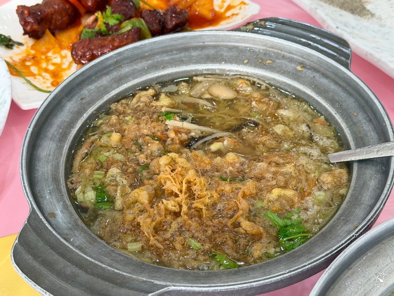 宜蘭甕仔雞推薦｜大仁哥蔗香脆皮桶仔雞宜蘭旗艦店 現烤黑羽土雞真的有夠香 還有合菜也夠澎湃！ @兔貝比的菲比尋嚐