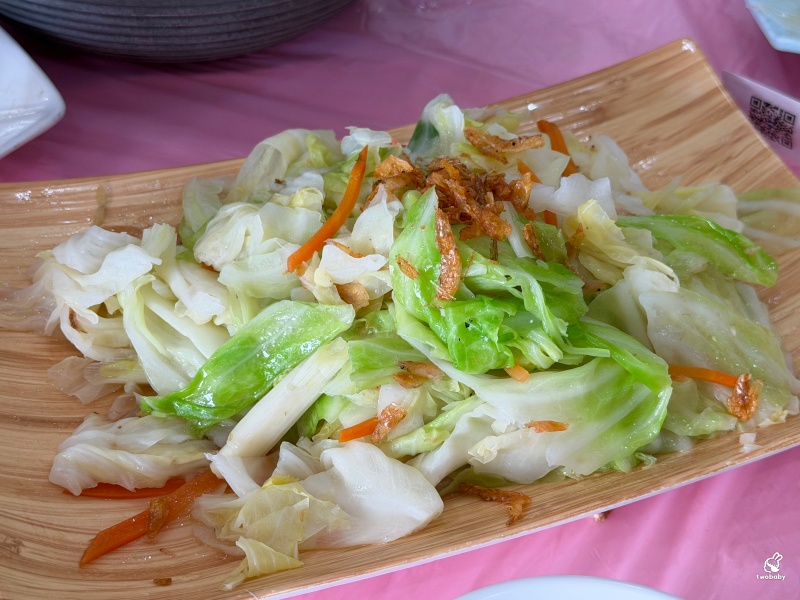 宜蘭甕仔雞推薦｜大仁哥蔗香脆皮桶仔雞宜蘭旗艦店 現烤黑羽土雞真的有夠香 還有合菜也夠澎湃！ @兔貝比的菲比尋嚐