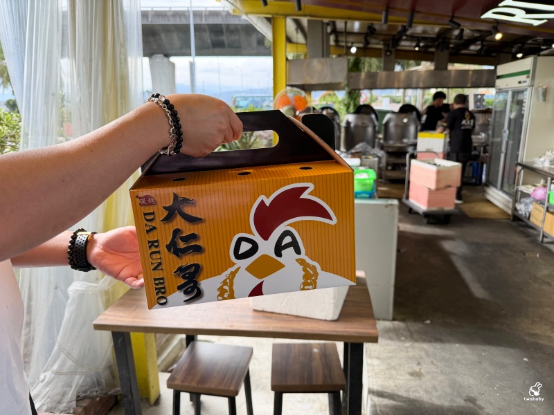 宜蘭甕仔雞推薦|大仁哥蔗香脆皮桶仔雞宜蘭旗艦店 現烤黑羽土雞真的有夠香 還有合菜也夠澎湃! @兔貝比的菲比尋嚐 宜蘭甕仔雞推薦|大仁哥蔗香脆皮桶仔雞宜蘭旗艦店 現烤黑羽土雞真的有夠香 還有合菜也夠澎湃! @兔貝比的菲比尋嚐