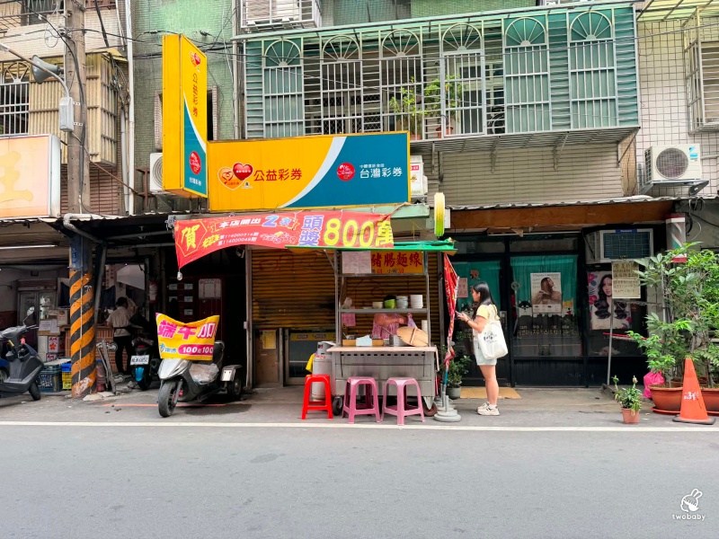 龍興豬腸麵線 麵線一碗只要30元 豬腸還不少 老闆娘真是太佛心啦！ @兔貝比的菲比尋嚐