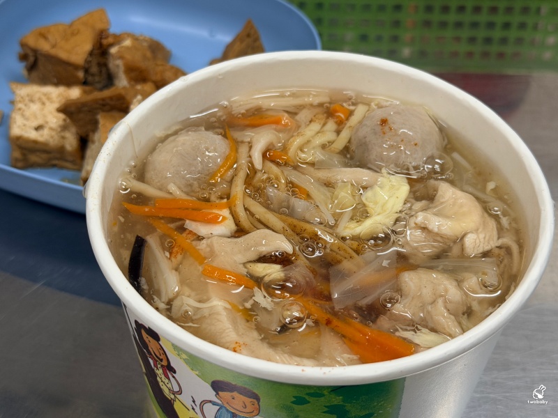 板橋美食｜藏身洗衣店裡的八塊酷雞羹！綜合羹料多實在 小菜才20元 綠豆沙必點！ @兔貝比的菲比尋嚐