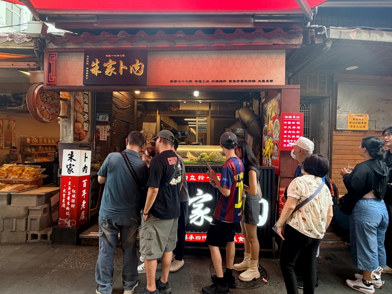 金山老街美食｜朱家卜肉80年老店 祖傳四代手路菜 招牌卜肉、鯊魚芋香米粉鍋必點！在地人推薦聚餐首選 @兔貝比的菲比尋嚐