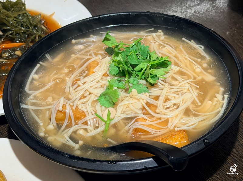 金山老街美食｜朱家卜肉80年老店 祖傳四代手路菜 招牌卜肉、鯊魚芋香米粉鍋必點！在地人推薦聚餐首選 @兔貝比的菲比尋嚐