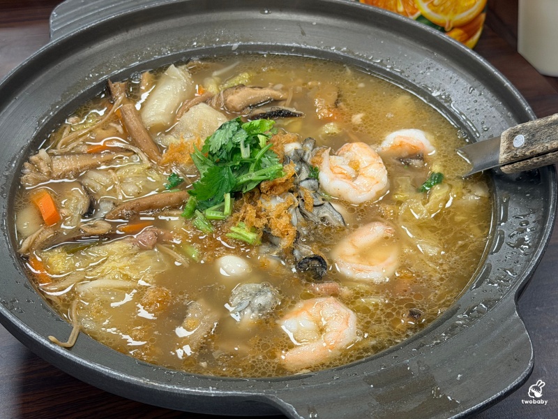 宜蘭甕仔雞推薦｜基隆甕仔雞羅東分店 3880元澎湃合菜免服務費！甕仔雞、海鮮、西魯肉一次滿足！ @兔貝比的菲比尋嚐