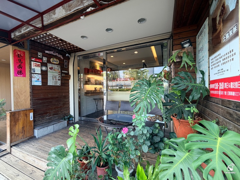 【南京三民美食】小鎮手工蛋糕｜爆餡芋頭蛋糕吃得到大甲芋頭顆粒！生乳捲、半盒蛋糕都超人氣 @兔貝比的菲比尋嚐