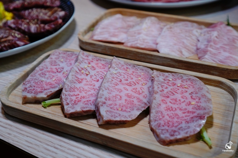 桃園燒肉吃到飽推薦！《燒肉道》全台首創軌道送餐燒肉 頂級海陸雙饗吃到飽只要789元起 日本A5和牛、小龍蝦、天使紅蝦、生蠔干貝無限吃！ @兔貝比的菲比尋嚐