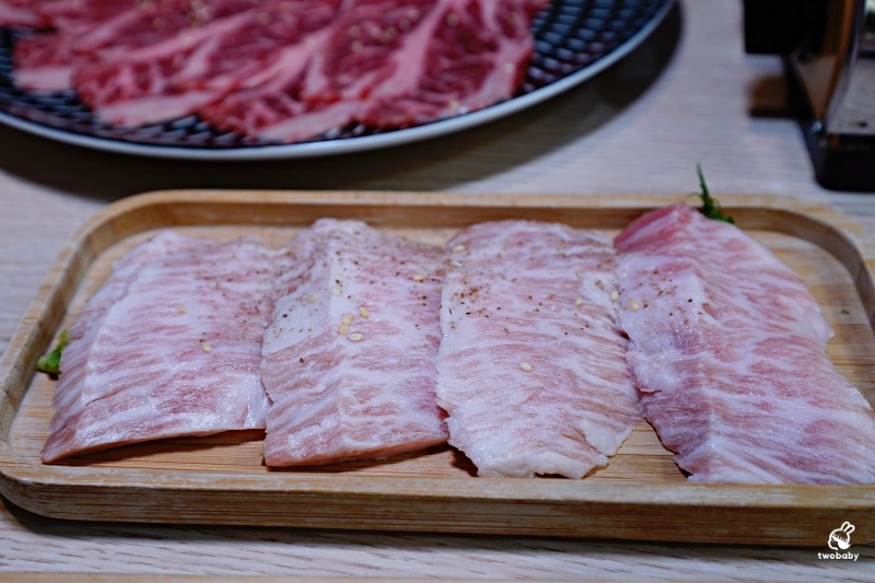 桃園燒肉吃到飽推薦!《燒肉道》全台首創軌道送餐燒肉 頂級海陸雙饗吃到飽只要789元起 日本A5和牛、小龍蝦、天使紅蝦、生蠔干貝無限吃! @兔貝比的菲比尋嚐 桃園燒肉吃到飽推薦!《燒肉道》全台首創軌道送餐燒肉 頂級海陸雙饗吃到飽只要789元起 日本A5和牛、小龍蝦、天使紅蝦、生蠔干貝無限吃! @兔貝比的菲比尋嚐