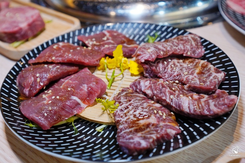 桃園燒肉吃到飽推薦!《燒肉道》全台首創軌道送餐燒肉 頂級海陸雙饗吃到飽只要789元起 日本A5和牛、小龍蝦、天使紅蝦、生蠔干貝無限吃! @兔貝比的菲比尋嚐 桃園燒肉吃到飽推薦!《燒肉道》全台首創軌道送餐燒肉 頂級海陸雙饗吃到飽只要789元起 日本A5和牛、小龍蝦、天使紅蝦、生蠔干貝無限吃! @兔貝比的菲比尋嚐