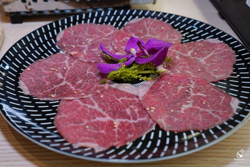 桃園燒肉吃到飽推薦!《燒肉道》全台首創軌道送餐燒肉 頂級海陸雙饗吃到飽只要789元起 日本A5和牛、小龍蝦、天使紅蝦、生蠔干貝無限吃! @兔貝比的菲比尋嚐 桃園燒肉吃到飽推薦!《燒肉道》全台首創軌道送餐燒肉 頂級海陸雙饗吃到飽只要789元起 日本A5和牛、小龍蝦、天使紅蝦、生蠔干貝無限吃! @兔貝比的菲比尋嚐