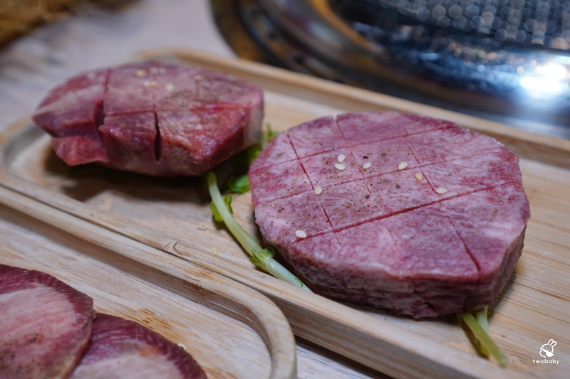桃園燒肉吃到飽推薦！《燒肉道》全台首創軌道送餐燒肉 頂級海陸雙饗吃到飽只要789元起 日本A5和牛、小龍蝦、天使紅蝦、生蠔干貝無限吃！ @兔貝比的菲比尋嚐