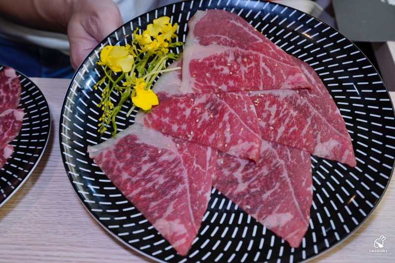 桃園燒肉吃到飽推薦!《燒肉道》全台首創軌道送餐燒肉 頂級海陸雙饗吃到飽只要789元起 日本A5和牛、小龍蝦、天使紅蝦、生蠔干貝無限吃! @兔貝比的菲比尋嚐 桃園燒肉吃到飽推薦!《燒肉道》全台首創軌道送餐燒肉 頂級海陸雙饗吃到飽只要789元起 日本A5和牛、小龍蝦、天使紅蝦、生蠔干貝無限吃! @兔貝比的菲比尋嚐