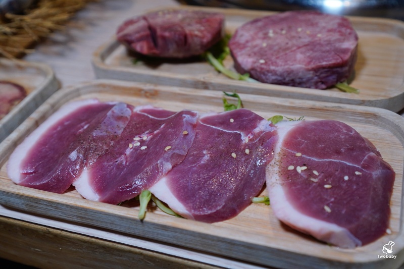 桃園燒肉吃到飽推薦!《燒肉道》全台首創軌道送餐燒肉 頂級海陸雙饗吃到飽只要789元起 日本A5和牛、小龍蝦、天使紅蝦、生蠔干貝無限吃! @兔貝比的菲比尋嚐 桃園燒肉吃到飽推薦!《燒肉道》全台首創軌道送餐燒肉 頂級海陸雙饗吃到飽只要789元起 日本A5和牛、小龍蝦、天使紅蝦、生蠔干貝無限吃! @兔貝比的菲比尋嚐