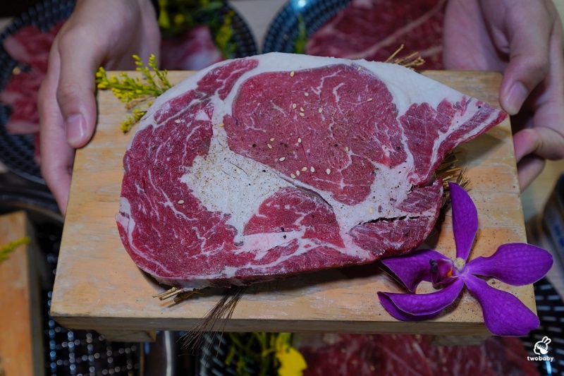 桃園燒肉吃到飽推薦！《燒肉道》全台首創軌道送餐燒肉 頂級海陸雙饗吃到飽只要789元起 日本A5和牛、小龍蝦、天使紅蝦、生蠔干貝無限吃！ @兔貝比的菲比尋嚐