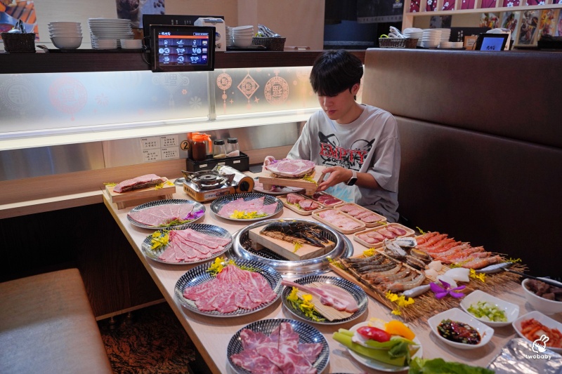 桃園燒肉吃到飽推薦!《燒肉道》全台首創軌道送餐燒肉 頂級海陸雙饗吃到飽只要789元起 日本A5和牛、小龍蝦、天使紅蝦、生蠔干貝無限吃! @兔貝比的菲比尋嚐 桃園燒肉吃到飽推薦!《燒肉道》全台首創軌道送餐燒肉 頂級海陸雙饗吃到飽只要789元起 日本A5和牛、小龍蝦、天使紅蝦、生蠔干貝無限吃! @兔貝比的菲比尋嚐
