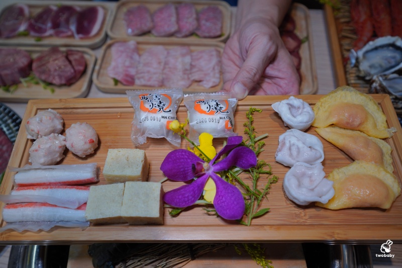 桃園燒肉吃到飽推薦！《燒肉道》全台首創軌道送餐燒肉 頂級海陸雙饗吃到飽只要789元起 日本A5和牛、小龍蝦、天使紅蝦、生蠔干貝無限吃！ @兔貝比的菲比尋嚐