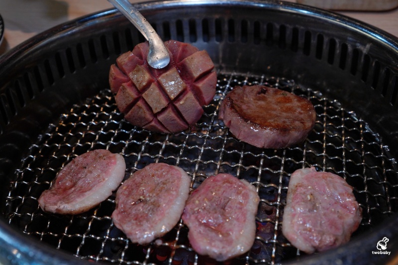桃園燒肉吃到飽推薦!《燒肉道》全台首創軌道送餐燒肉 頂級海陸雙饗吃到飽只要789元起 日本A5和牛、小龍蝦、天使紅蝦、生蠔干貝無限吃! @兔貝比的菲比尋嚐 桃園燒肉吃到飽推薦!《燒肉道》全台首創軌道送餐燒肉 頂級海陸雙饗吃到飽只要789元起 日本A5和牛、小龍蝦、天使紅蝦、生蠔干貝無限吃! @兔貝比的菲比尋嚐