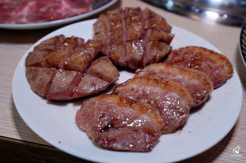 桃園燒肉吃到飽推薦!《燒肉道》全台首創軌道送餐燒肉 頂級海陸雙饗吃到飽只要789元起 日本A5和牛、小龍蝦、天使紅蝦、生蠔干貝無限吃! @兔貝比的菲比尋嚐 桃園燒肉吃到飽推薦!《燒肉道》全台首創軌道送餐燒肉 頂級海陸雙饗吃到飽只要789元起 日本A5和牛、小龍蝦、天使紅蝦、生蠔干貝無限吃! @兔貝比的菲比尋嚐