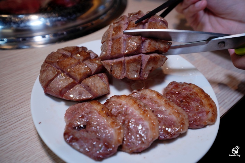 桃園燒肉吃到飽推薦！《燒肉道》全台首創軌道送餐燒肉 頂級海陸雙饗吃到飽只要789元起 日本A5和牛、小龍蝦、天使紅蝦、生蠔干貝無限吃！ @兔貝比的菲比尋嚐