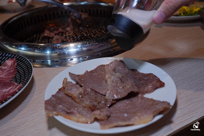 桃園燒肉吃到飽推薦!《燒肉道》全台首創軌道送餐燒肉 頂級海陸雙饗吃到飽只要789元起 日本A5和牛、小龍蝦、天使紅蝦、生蠔干貝無限吃! @兔貝比的菲比尋嚐 桃園燒肉吃到飽推薦!《燒肉道》全台首創軌道送餐燒肉 頂級海陸雙饗吃到飽只要789元起 日本A5和牛、小龍蝦、天使紅蝦、生蠔干貝無限吃! @兔貝比的菲比尋嚐