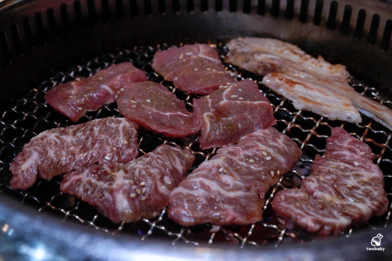 桃園燒肉吃到飽推薦!《燒肉道》全台首創軌道送餐燒肉 頂級海陸雙饗吃到飽只要789元起 日本A5和牛、小龍蝦、天使紅蝦、生蠔干貝無限吃! @兔貝比的菲比尋嚐 桃園燒肉吃到飽推薦!《燒肉道》全台首創軌道送餐燒肉 頂級海陸雙饗吃到飽只要789元起 日本A5和牛、小龍蝦、天使紅蝦、生蠔干貝無限吃! @兔貝比的菲比尋嚐