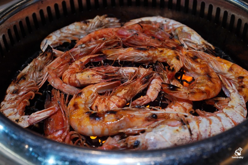 桃園燒肉吃到飽推薦！《燒肉道》全台首創軌道送餐燒肉 頂級海陸雙饗吃到飽只要789元起 日本A5和牛、小龍蝦、天使紅蝦、生蠔干貝無限吃！ @兔貝比的菲比尋嚐