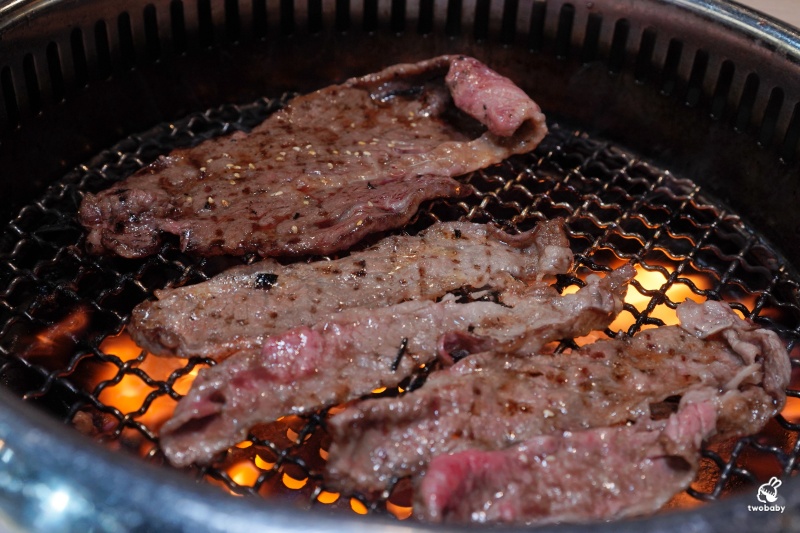 桃園燒肉吃到飽推薦!《燒肉道》全台首創軌道送餐燒肉 頂級海陸雙饗吃到飽只要789元起 日本A5和牛、小龍蝦、天使紅蝦、生蠔干貝無限吃! @兔貝比的菲比尋嚐 桃園燒肉吃到飽推薦!《燒肉道》全台首創軌道送餐燒肉 頂級海陸雙饗吃到飽只要789元起 日本A5和牛、小龍蝦、天使紅蝦、生蠔干貝無限吃! @兔貝比的菲比尋嚐