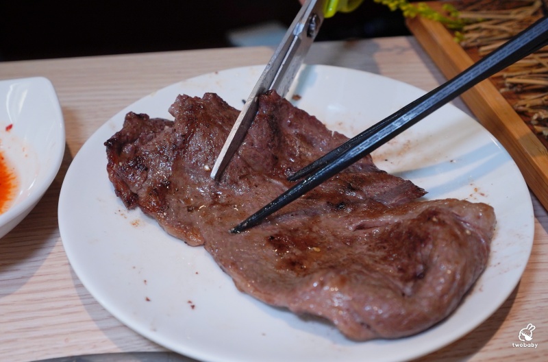 桃園燒肉吃到飽推薦！《燒肉道》全台首創軌道送餐燒肉 頂級海陸雙饗吃到飽只要789元起 日本A5和牛、小龍蝦、天使紅蝦、生蠔干貝無限吃！ @兔貝比的菲比尋嚐