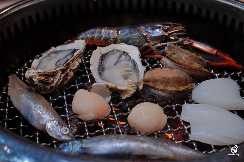 桃園燒肉吃到飽推薦!《燒肉道》全台首創軌道送餐燒肉 頂級海陸雙饗吃到飽只要789元起 日本A5和牛、小龍蝦、天使紅蝦、生蠔干貝無限吃! @兔貝比的菲比尋嚐 桃園燒肉吃到飽推薦!《燒肉道》全台首創軌道送餐燒肉 頂級海陸雙饗吃到飽只要789元起 日本A5和牛、小龍蝦、天使紅蝦、生蠔干貝無限吃! @兔貝比的菲比尋嚐
