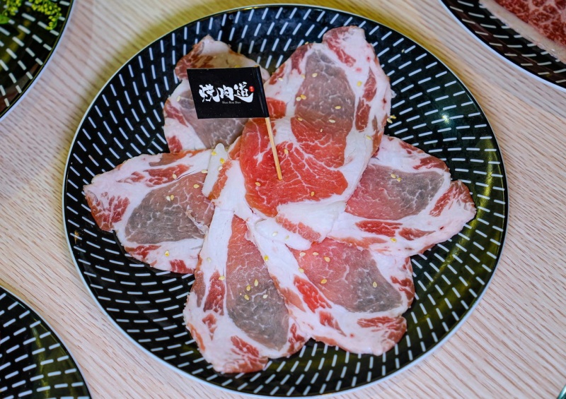 桃園燒肉吃到飽推薦!《燒肉道》全台首創軌道送餐燒肉 頂級海陸雙饗吃到飽只要789元起 日本A5和牛、小龍蝦、天使紅蝦、生蠔干貝無限吃! @兔貝比的菲比尋嚐 桃園燒肉吃到飽推薦!《燒肉道》全台首創軌道送餐燒肉 頂級海陸雙饗吃到飽只要789元起 日本A5和牛、小龍蝦、天使紅蝦、生蠔干貝無限吃! @兔貝比的菲比尋嚐