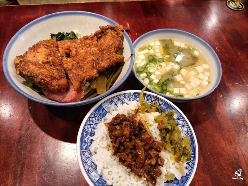 厚道飲食店｜鶯歌老街必吃美食，招牌古早味排骨飯必點！懷舊復古風，一開門就滿座！ @兔貝比的菲比尋嚐