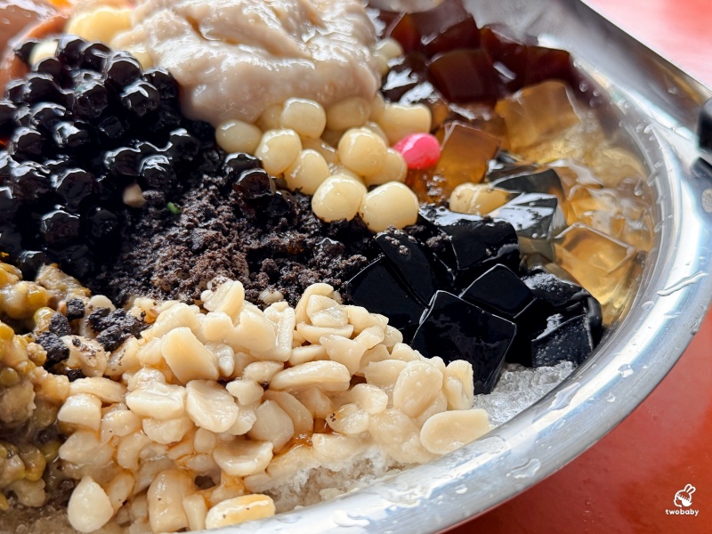 苗栗公館美食｜消防署冷熱飲城「盆友大爆冰」150元爽吃16種配料！臉盆冰3～6人分享超划算 @兔貝比的菲比尋嚐