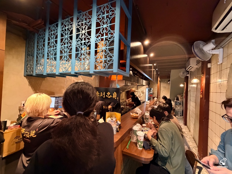 猓玀苑｜鳥屎、Fick打造的人氣米干專賣店！一碗份量超狂的雲南風味，炸豬皮、外婆蒸肉必點！ @兔貝比的菲比尋嚐