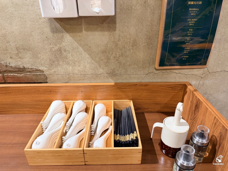 猓玀苑｜鳥屎、Fick打造的人氣米干專賣店！一碗份量超狂的雲南風味，炸豬皮、外婆蒸肉必點！ @兔貝比的菲比尋嚐