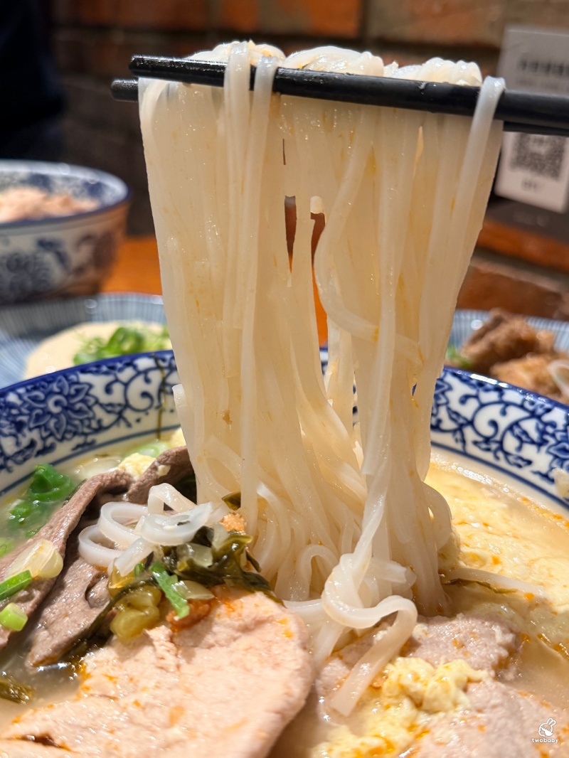 猓玀苑|鳥屎、Fick打造的人氣米干專賣店!一碗份量超狂的雲南風味,炸豬皮、外婆蒸肉必點! @兔貝比的菲比尋嚐 猓玀苑|鳥屎、Fick打造的人氣米干專賣店!一碗份量超狂的雲南風味,炸豬皮、外婆蒸肉必點! @兔貝比的菲比尋嚐