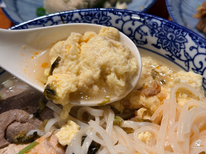 猓玀苑｜鳥屎、Fick打造的人氣米干專賣店！一碗份量超狂的雲南風味，炸豬皮、外婆蒸肉必點！ @兔貝比的菲比尋嚐