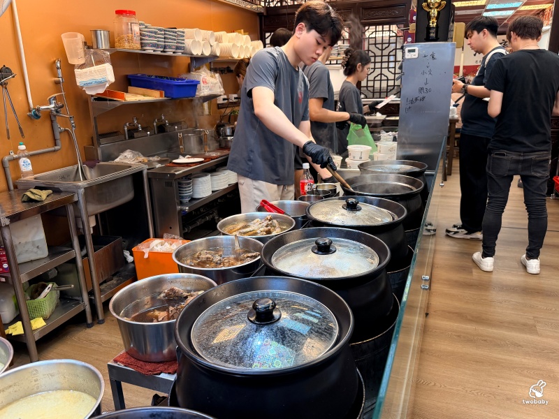 板橋美食｜飄香25年的白家十全排骨進駐板橋 藥燉羊小排、藥膳排骨、滷肉飯一次滿足！ @兔貝比的菲比尋嚐