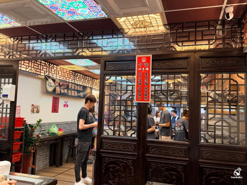 板橋美食｜飄香25年的白家十全排骨進駐板橋 藥燉羊小排、藥膳排骨、滷肉飯一次滿足！ @兔貝比的菲比尋嚐