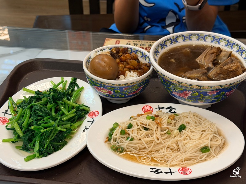板橋美食｜飄香25年的白家十全排骨進駐板橋 藥燉羊小排、藥膳排骨、滷肉飯一次滿足！ @兔貝比的菲比尋嚐