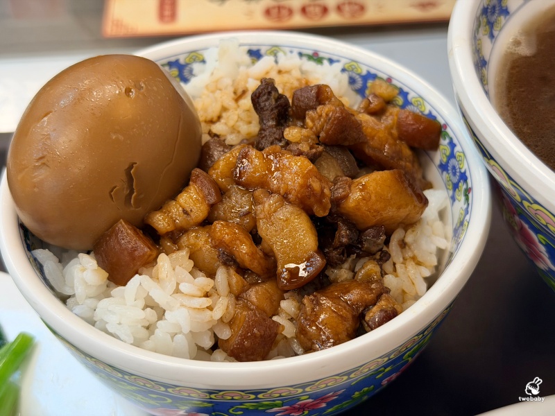 板橋美食｜飄香25年的白家十全排骨進駐板橋 藥燉羊小排、藥膳排骨、滷肉飯一次滿足！ @兔貝比的菲比尋嚐