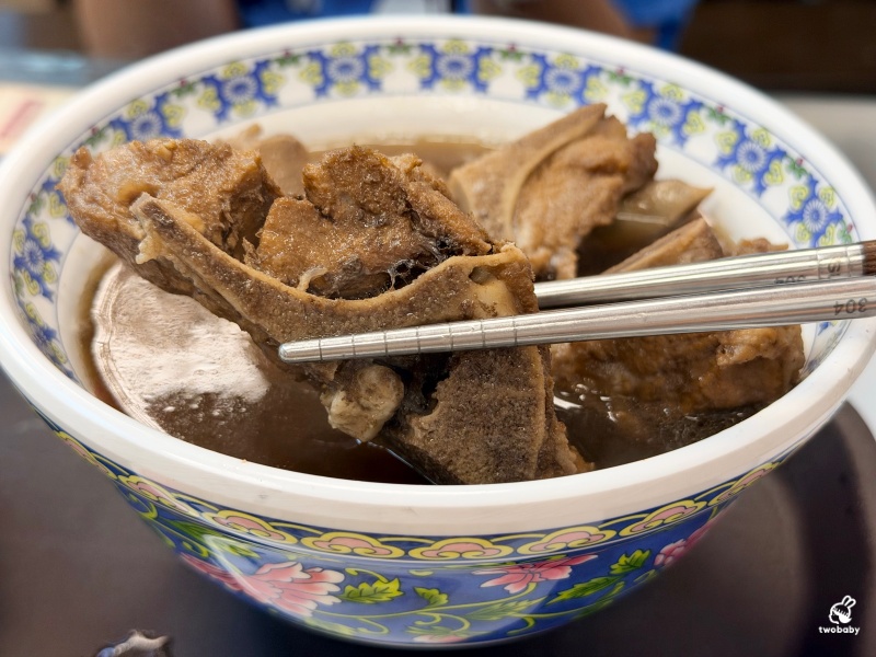 板橋美食｜飄香25年的白家十全排骨進駐板橋 藥燉羊小排、藥膳排骨、滷肉飯一次滿足！ @兔貝比的菲比尋嚐