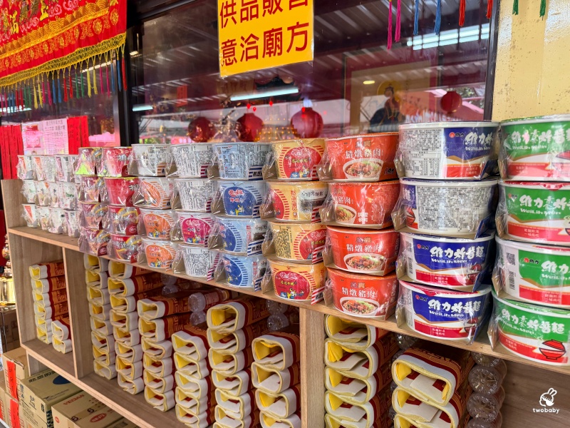 宜蘭頭城景點｜玄德宮泡麵土地公，拜拜免費吃泡麵、打卡送Q萌土地公鑰匙圈，還能抽iPhone！ @兔貝比的菲比尋嚐