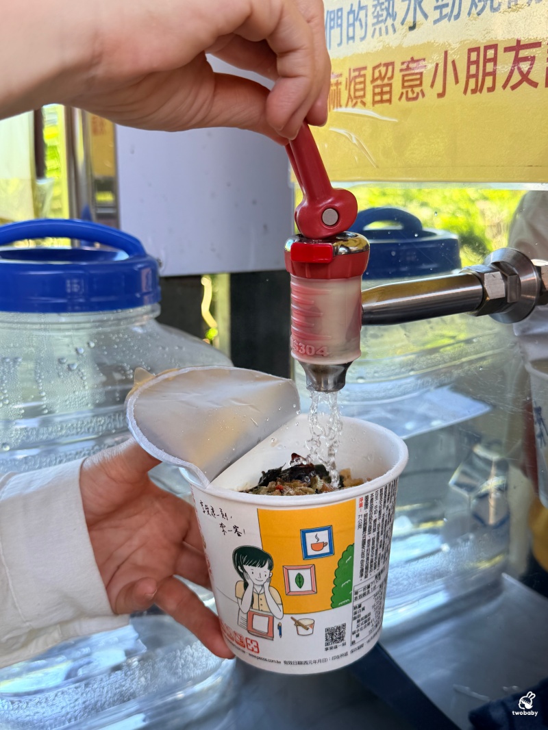 宜蘭頭城景點｜玄德宮泡麵土地公，拜拜免費吃泡麵、打卡送Q萌土地公鑰匙圈，還能抽iPhone！ @兔貝比的菲比尋嚐