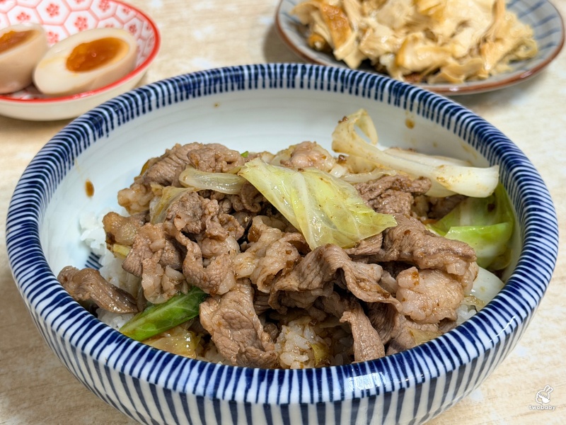 宜蘭頭城美食推薦｜阿源羊肉湯 人氣當歸羊肉湯甘甜不腥 黏嘴滷肉飯、沙茶羊肉拌飯都必點！ @兔貝比的菲比尋嚐