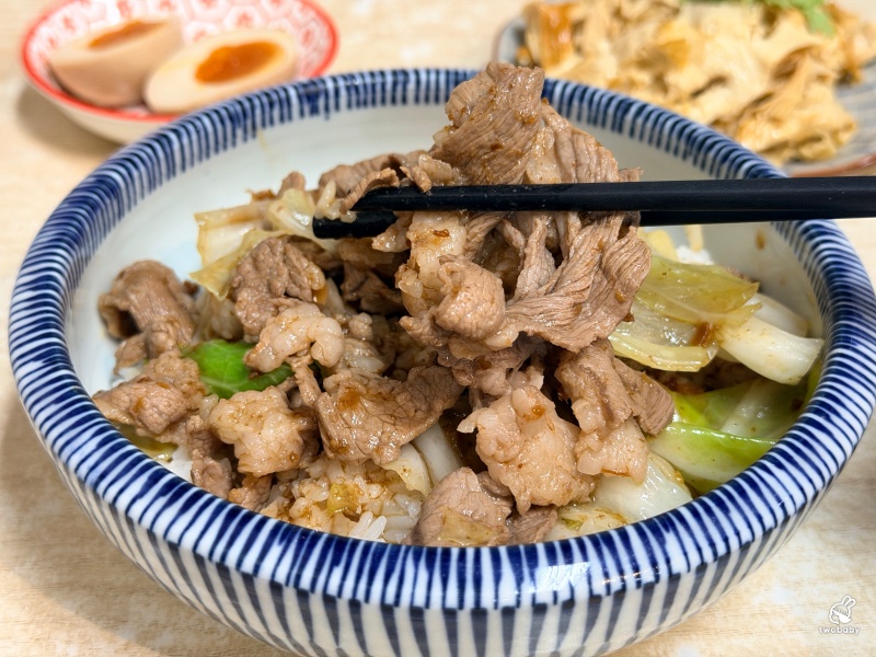宜蘭頭城美食推薦｜阿源羊肉湯 人氣當歸羊肉湯甘甜不腥 黏嘴滷肉飯、沙茶羊肉拌飯都必點！ @兔貝比的菲比尋嚐